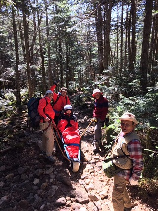 HP用亜希さん、支援スタッフ登山.jpg