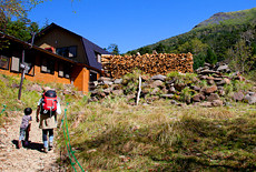 ファミリー登山者イメージ